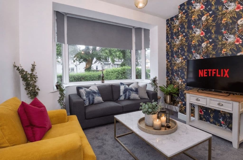 Stylish Hot Tub House with Free parking!